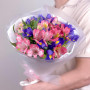 Букет из синих ирисов из розовых альстромерий фото 4